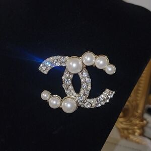 Elegant Pearl and Crystal Brooch